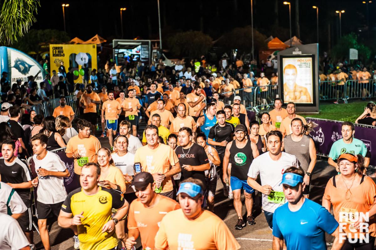 Corrida Noturna Unimed Curitiba: uma distância curta, que mesmo uma pessoa que corre lentamente ou que caminha alternando com corrida consegue fazer | Lening AbdalaDivulgação Unimed