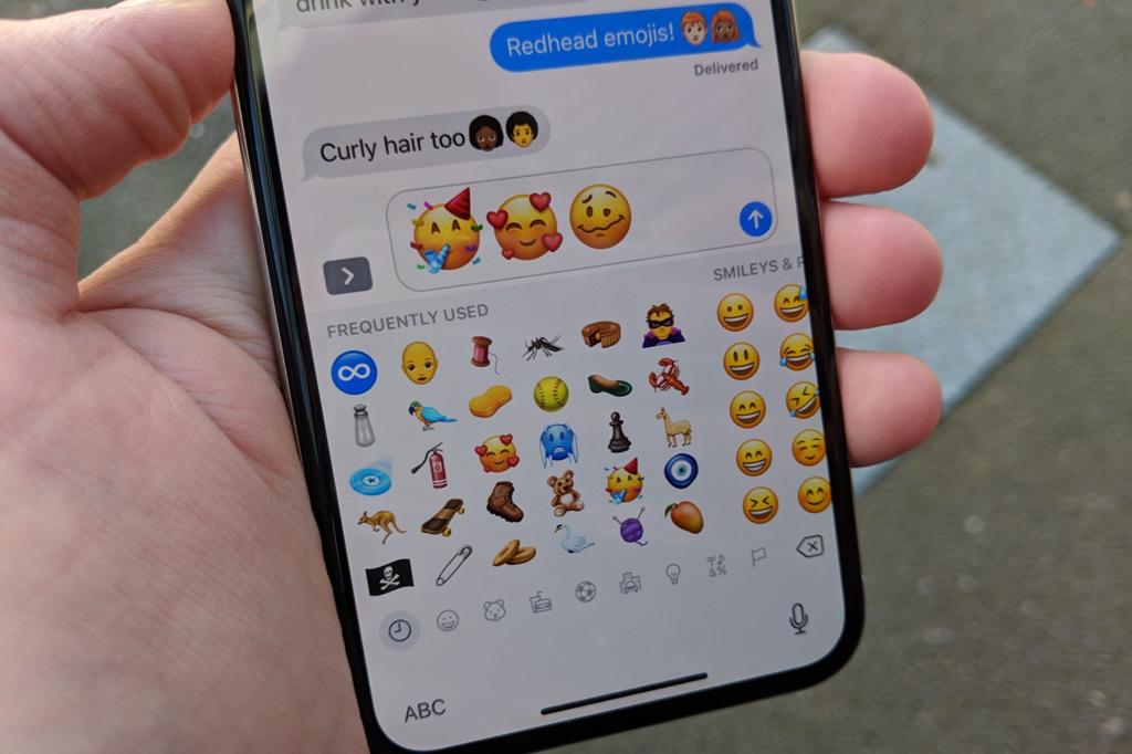 Simulação dos novos emojis em um iPhone. | Emojipedia/Divulgação