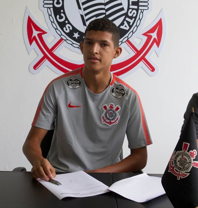 Matheus Matias assinar contrato com o Corinthians | /Foto: Daniel Augusto Jr/Ag. Corinthians