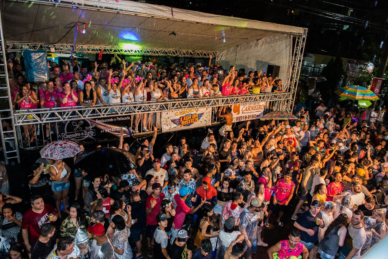 PM não passou estimativa de público, mas multidão acompanhou a Banda de Guaratuba na segunda-feira (12). | Letícia Akemi / Gazeta do Povo