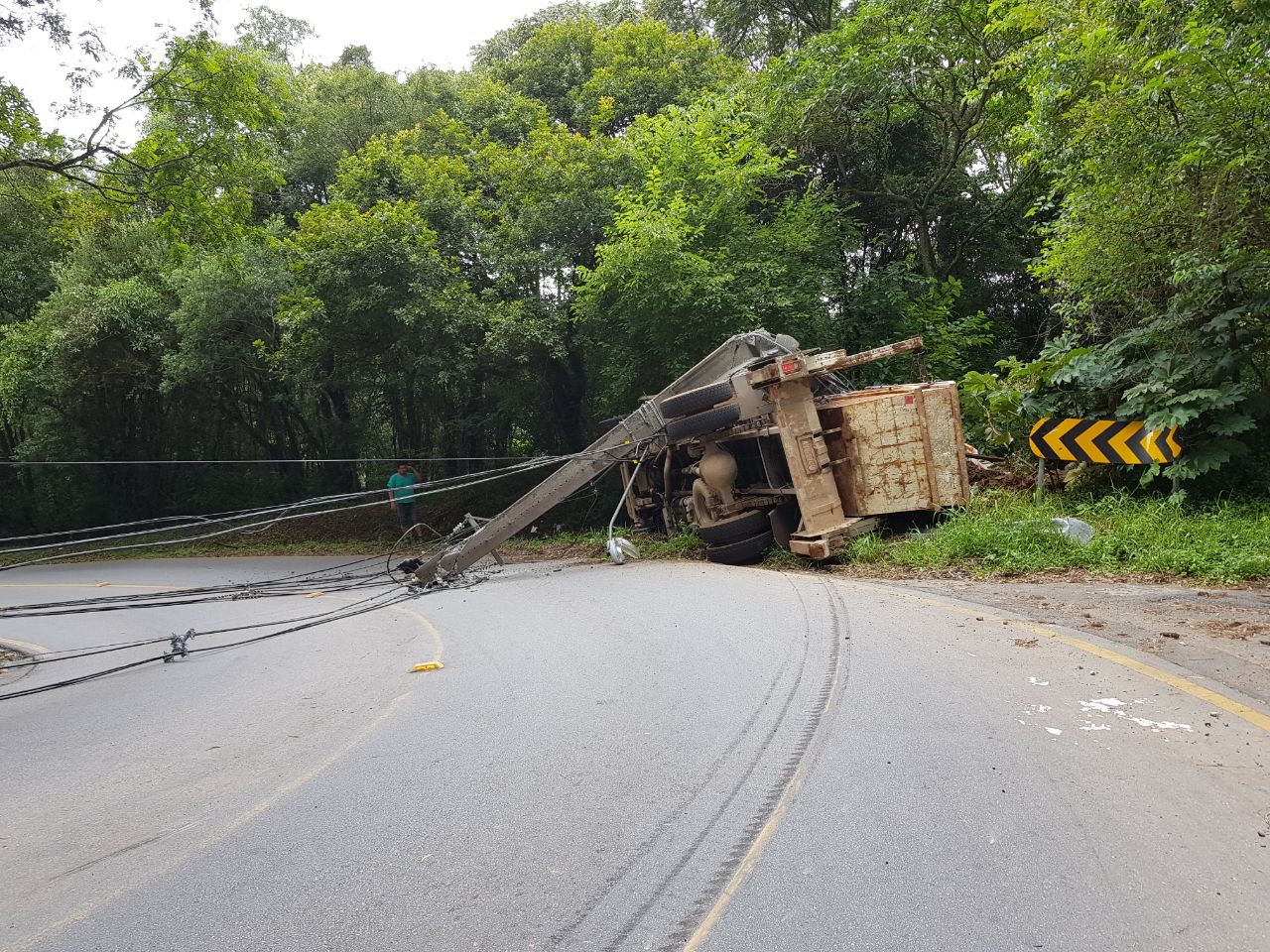 A pista está bloqueada e motoristas devem evitar a região | Colaboração/Rede News