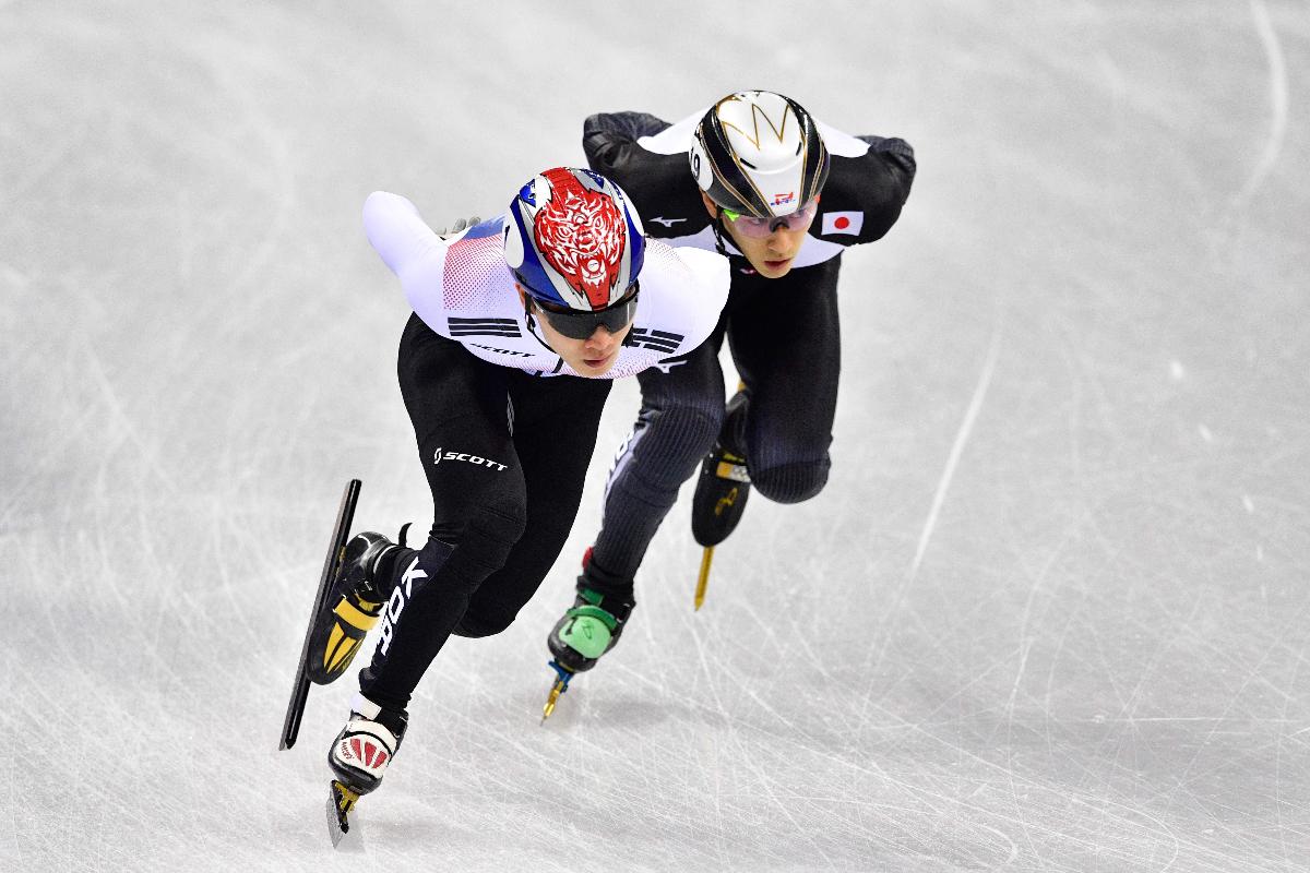 Kei Saito (D) é reserva da equipe japonesa de patinação e não competiu em provas nesta Olimpíada de Inverno | MLADEN ANTONOVAFP
