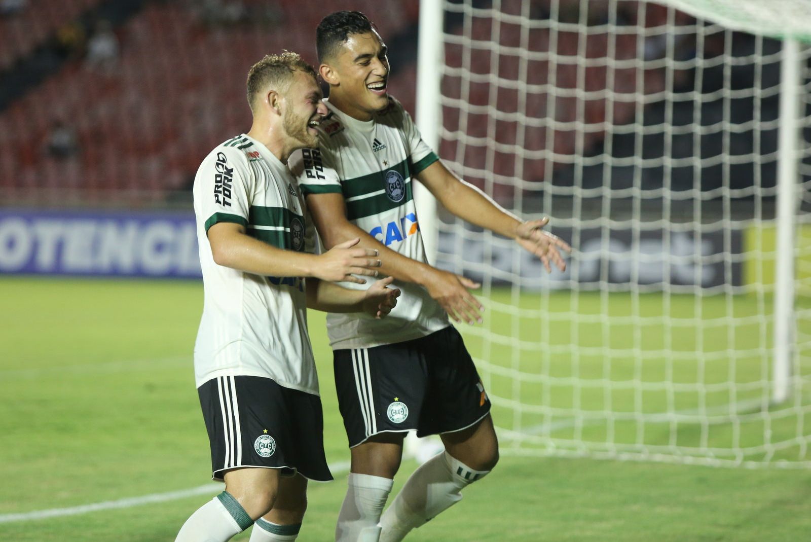 Rusch, à esquerda, já tem dois gols e quatro assistências na temporada. | Comunicação/Coritiba