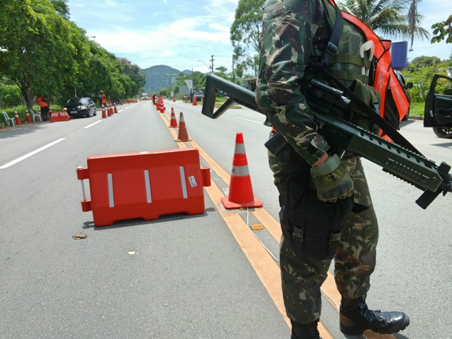 Militares do Exército fazem operação na divisa entre os municípios de Angra dos Reis e Paraty, no Sul Fluminense: geografia do estado facilita o controle das entradas e saídas. | Almir Lima/Agência O Dia/Estadão Conteúdo