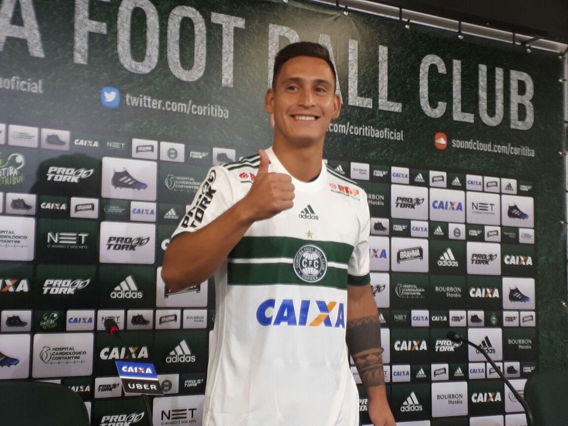 Aos 22 anos, revelado pelo Vélez Sarsfield, Alvarenga ganha primeira chance no Brasil. | Daniel Malucelli/Gazeta do Povo