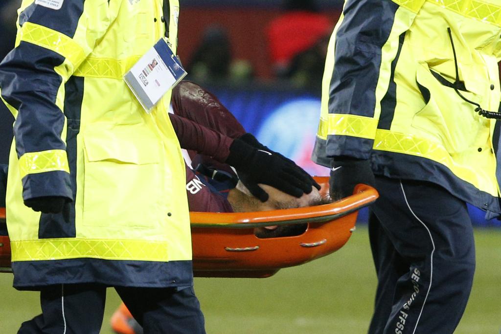 Neymar é carregado para fora do campo após se lesionar contra o Marseille. | GEOFFROY VAN DER HASSELT/AFP