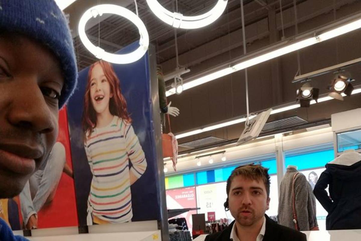 James e um funcionário da loja acusada de racismo | Reprodução/Facebook