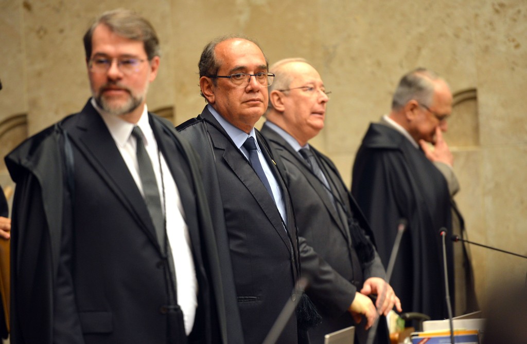 Votação está empatada, com cinco votos para cada lado