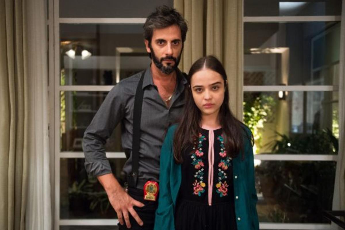 Os personagens Vinicius (Flavio Tolezani), padrasto e abusador da enteada Laura (Bella Piero), da novela O Outro Lado do Paraíso. | Divulgação/
Globo/DRaquel Cunha