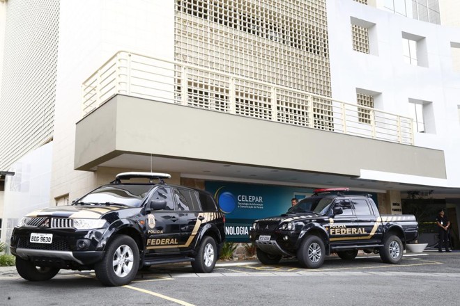 Policiais federais durante cumprimento de mandados da operação Lava Jato, nesta quinta-feira (22). | Aniele Nascimento/Gazeta do Povo