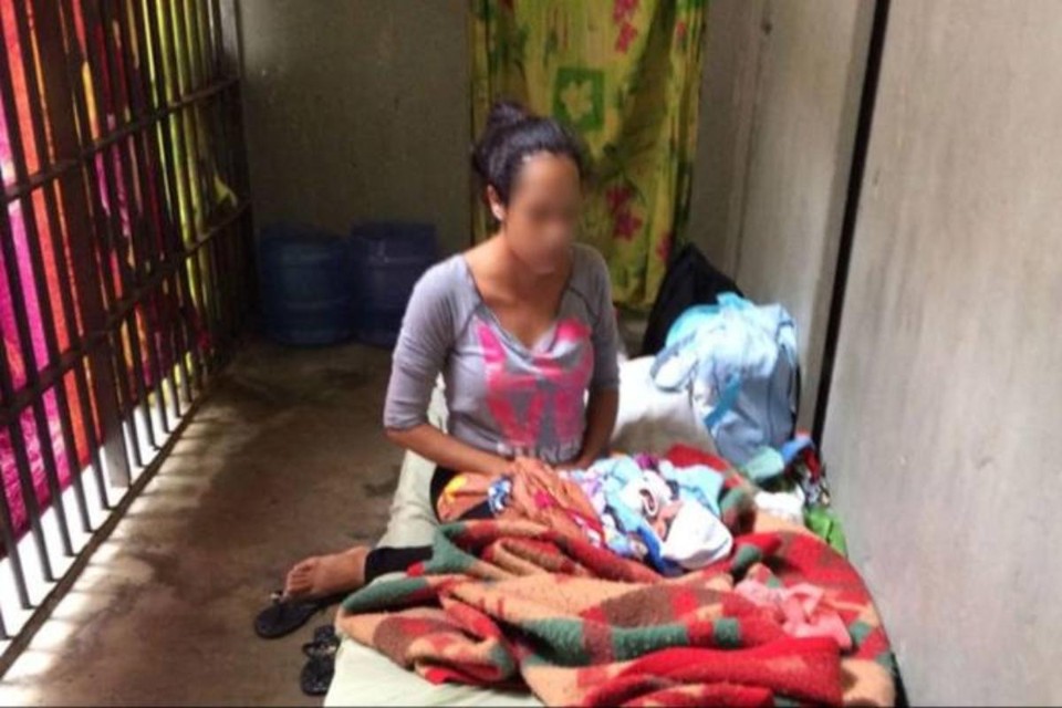 Mulher quando estava detida na carceragem do 8º Distrito Policial, no Brás, em São Paulo. | Divulgação/Ariel de Castro Alves/Condepe
