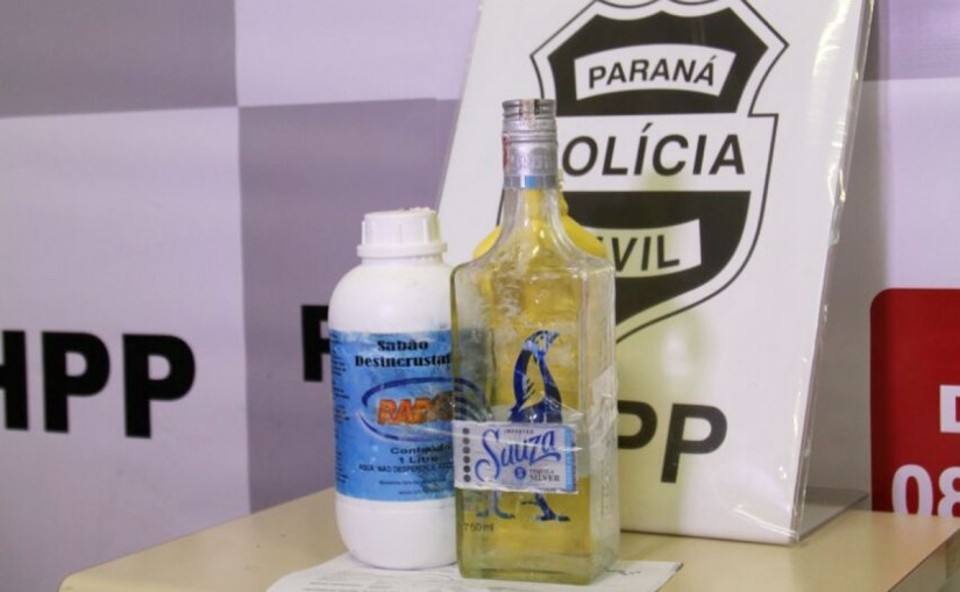 Proprietário do bar serviu produto de limpeza que estava guardado em garrafa de tequila. | Gerson Klaina/Tribuna do Paraná