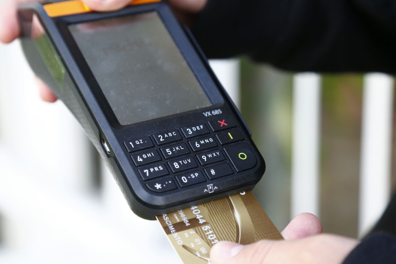 Vítima teve que passar o cartão na frente dos ladrões para confirmar senha do cartão. | Aniele Nascimento/Gazeta do Povo