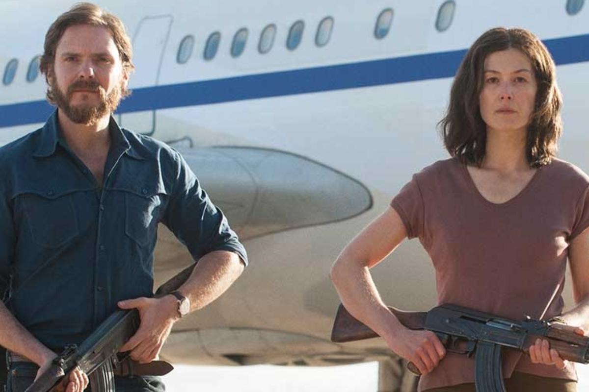 Cena do filme Operação Entebbe, com Daniel Bruhl e Rosamund Pike | Divulgação