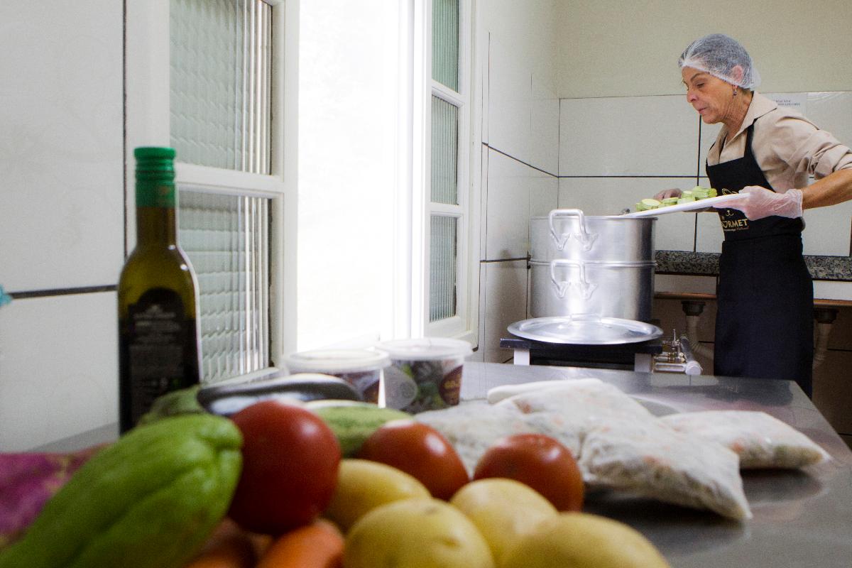Heloisa Machado, da Pet Gourmet Natural, faz comida natural congelada para pets e agora também está entrando no mercado de petiscos. Tudo é feito na cozinha que ela montou pra isso, em São José dos Pinhais, região metropolitana de Curitiba. | Daniel Caron
Gazeta do Povo