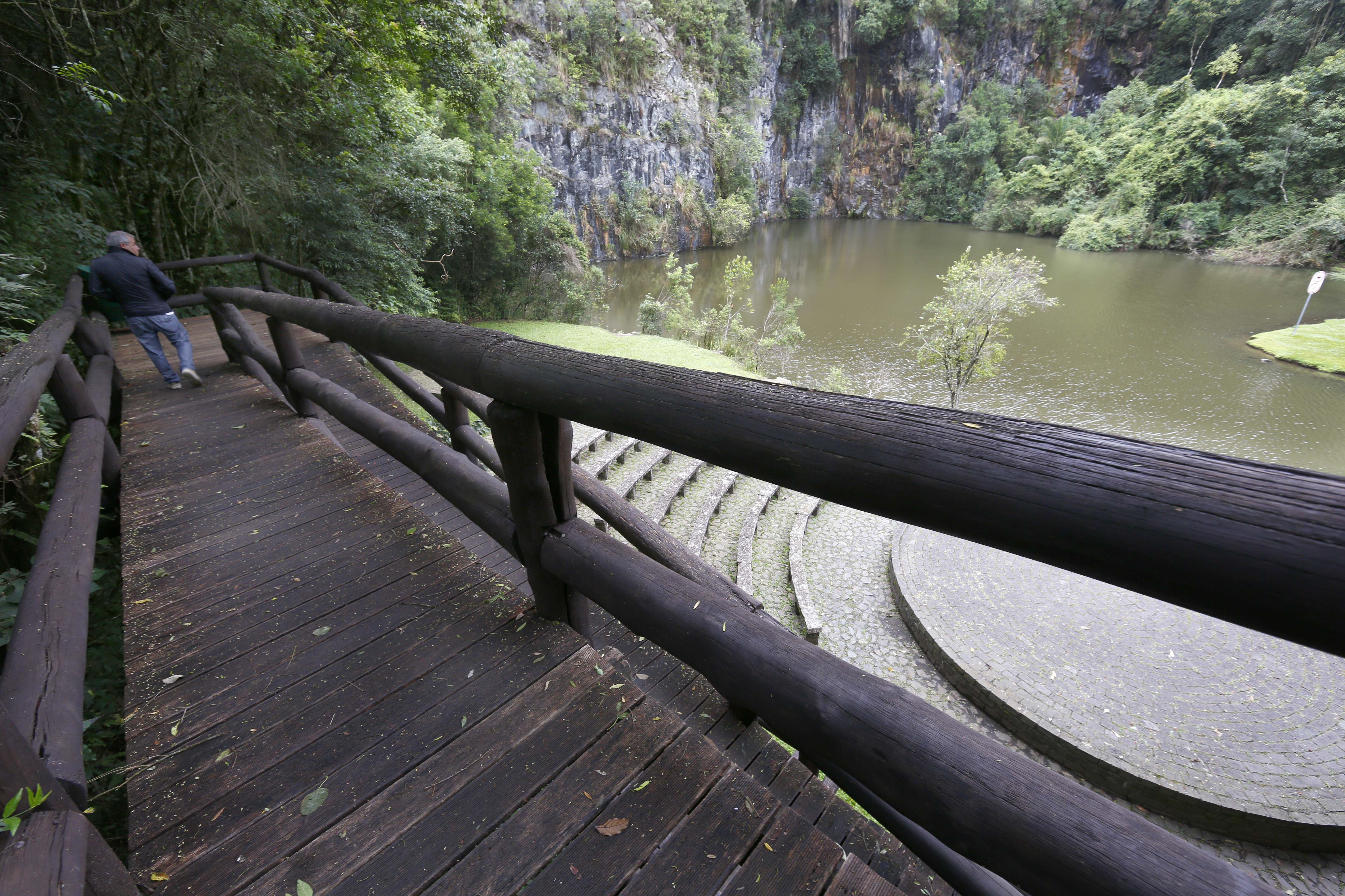 Ripas de madeira que estavam deterioradas foram substituídas na Unilivre. | Aniele Nascimento/Gazeta do Povo