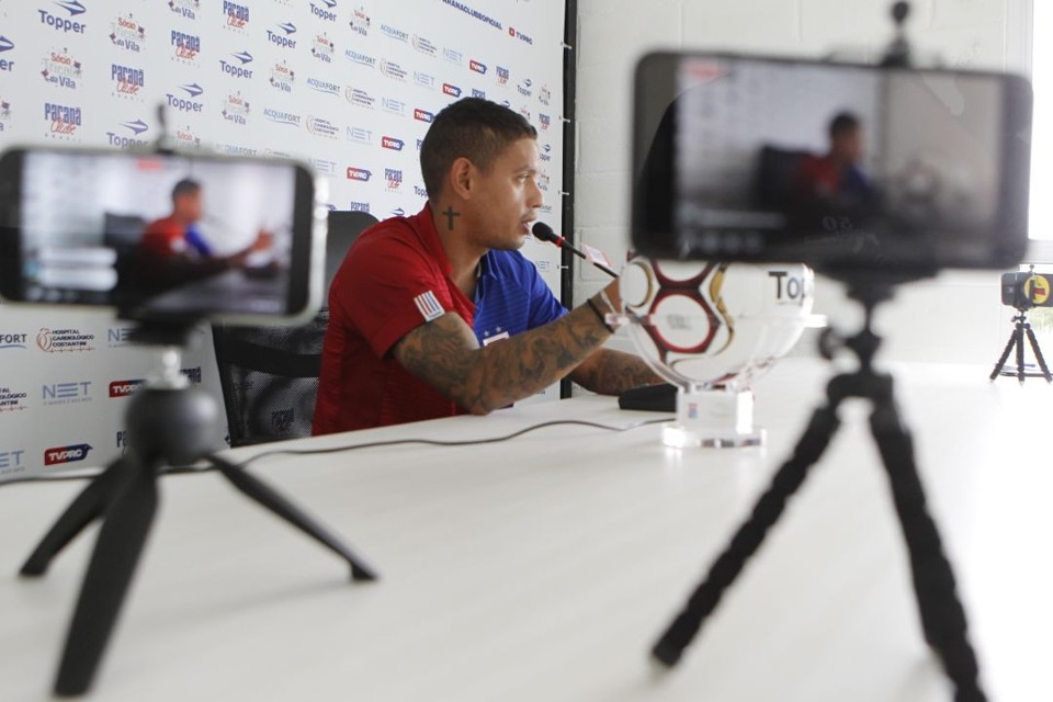 Jogador foi apresentado pelo Tricolor na tarde desta sexta-feira (16). | Daniel Caron/Gazeta do Povo