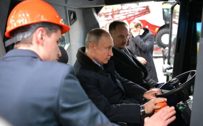 Fábrica visitada por Putin produziu  6500 tratores e colheitadeiras em 2017 | Presidência da Rússia/