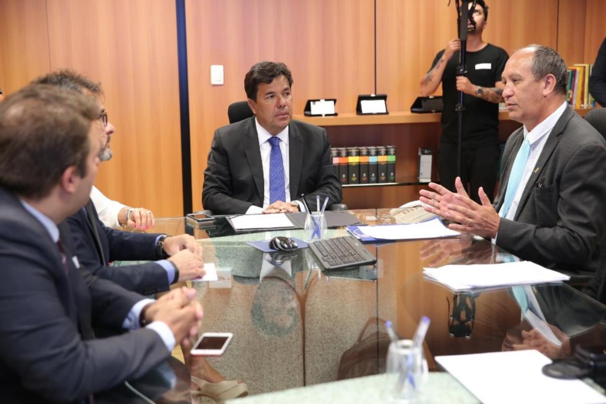Ministro Mendonça Filho (ao centro) conversa com Toni Reis, de associação LGBT (à direita), ao homologar resolução do CNE | André Nery / MEC