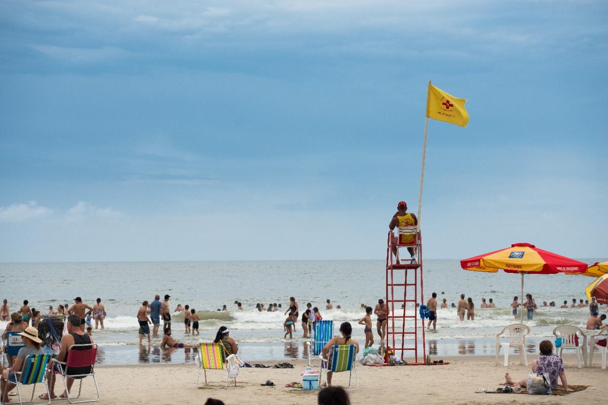 O dia em todos os municípios litorâneos foi de calor, mas com céu encoberto | Letícia AkemiGazeta do Povo