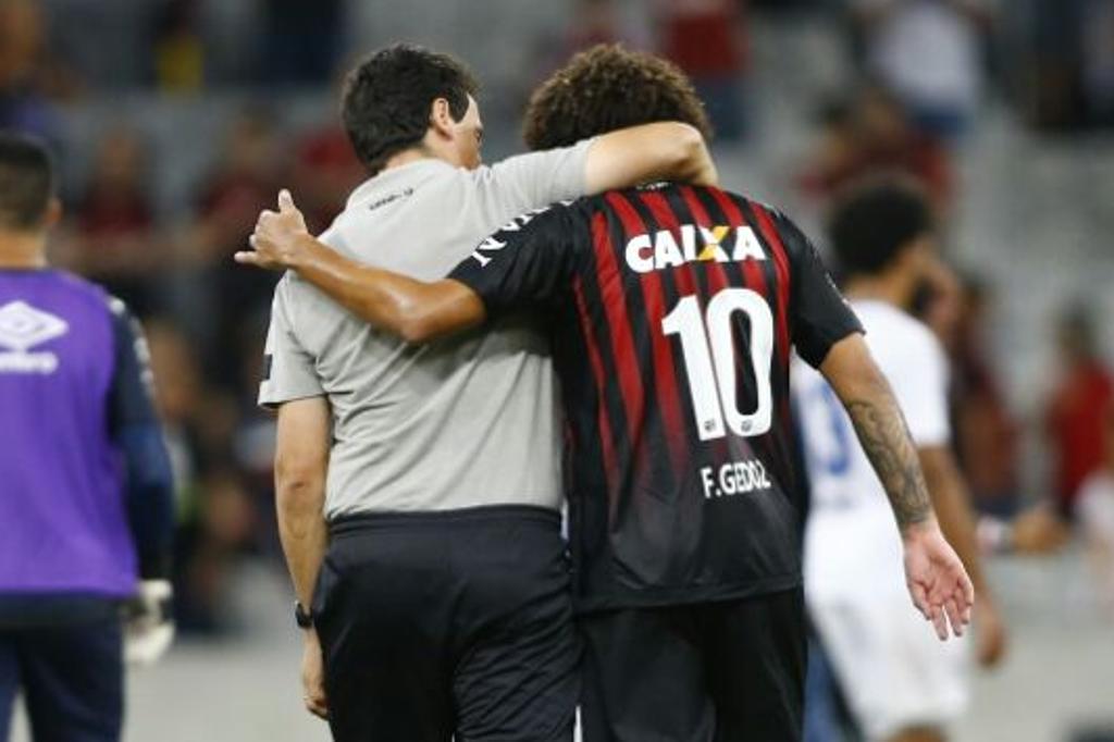 Diniz abraça Gedoz ao final do jogo: gol salvador. | Jonathan Campos/Gazeta do Povo