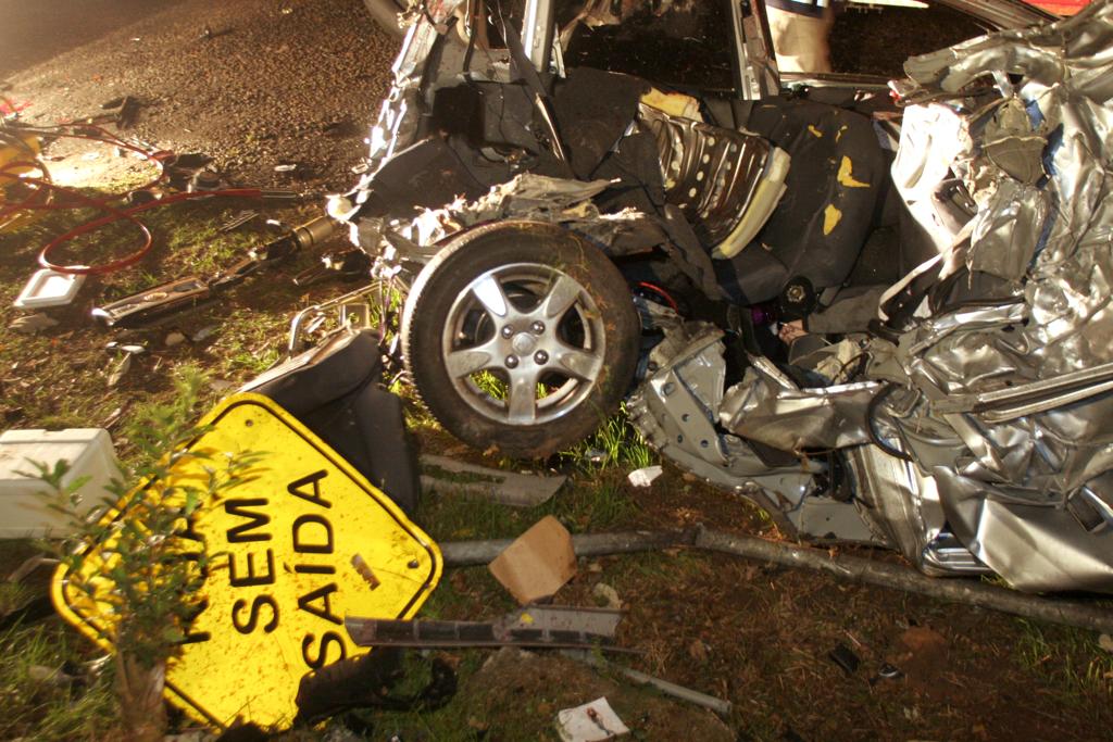 Ferragens do acidente entre o Passat do ex-deputado estadual Carli Filho e o Honda Fit de Gilmar Yared, em 2009. | Átila Alberti/
Tribuna do Paraná