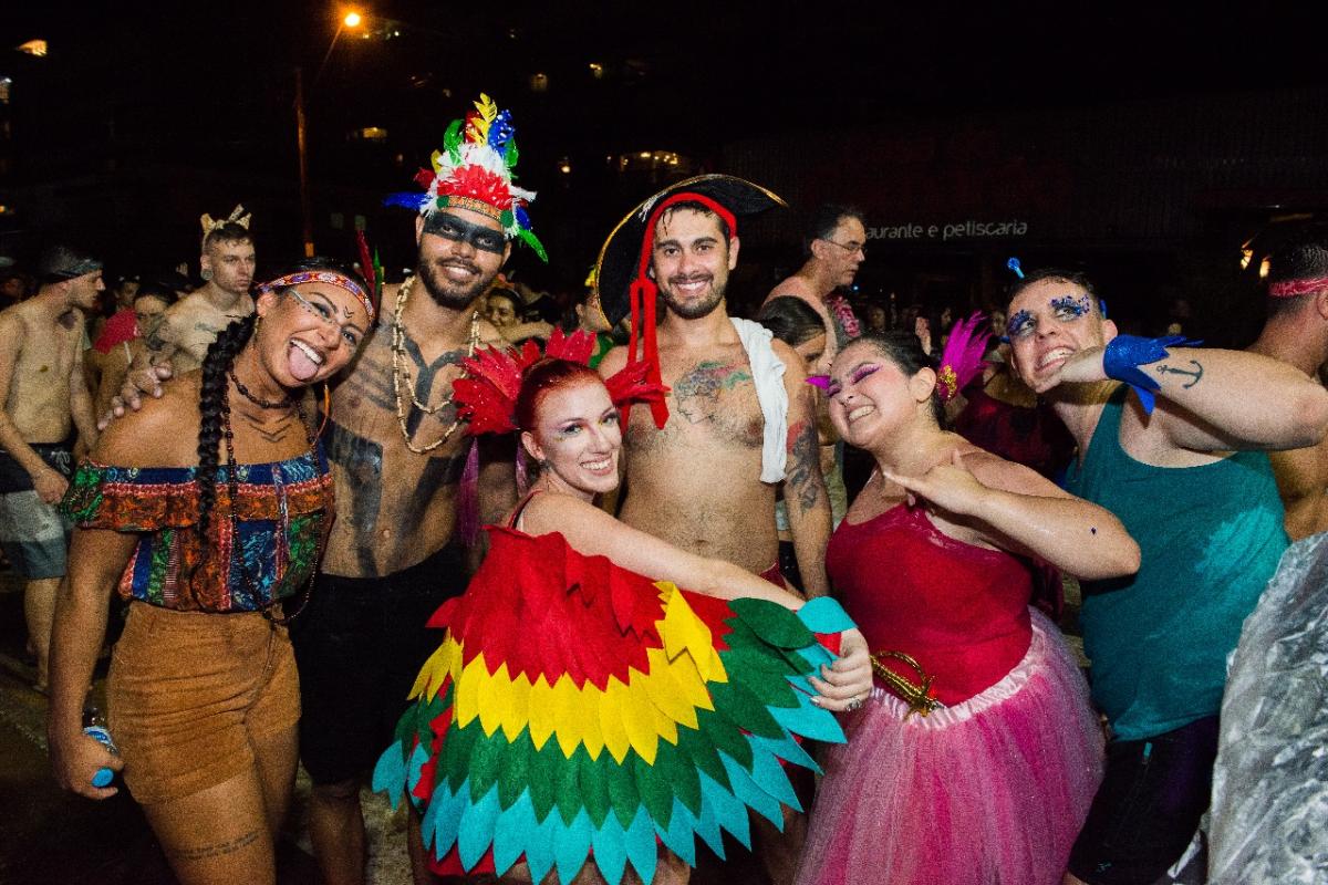 Fadas, bailarinas e até índios: multidão fantasiada corre atrás do trio elétrico | Letícia AkemiGazeta do Povo