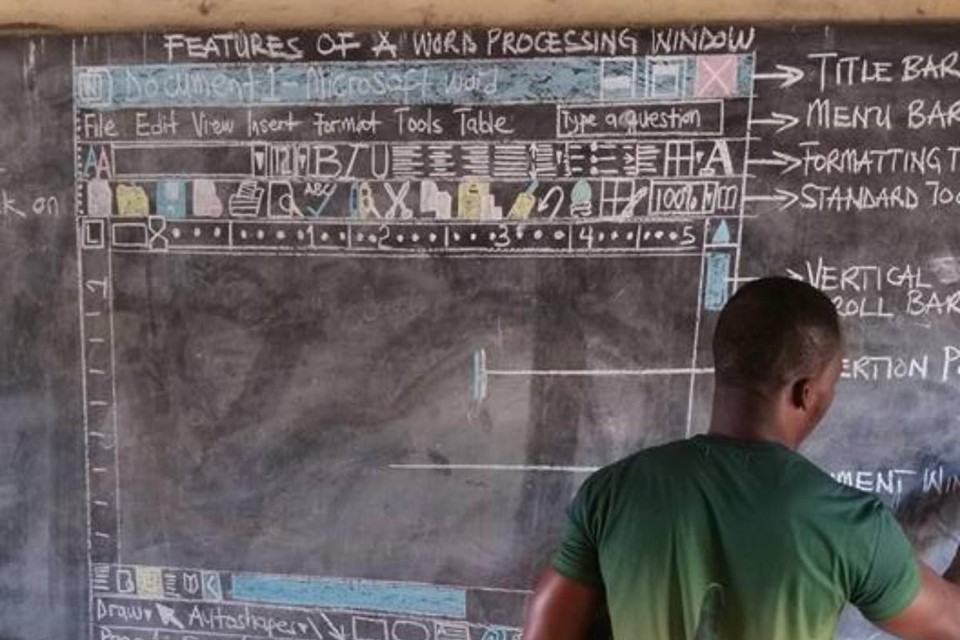 Professor dá aula de informática usando o quadro negro em Gana: improviso | Reprodução / Facebook