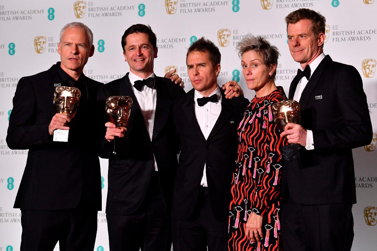 Da esquerda para a direita: o cineasta britânico irlandês Martin McDonagh, o produtor Peter Czernin, o ator americano Sam Rockwell, a atriz Frances McDormand e o produtor britânico Graham Broadbent, após terem recebido o prêmio | BEN STANSALL/AFP