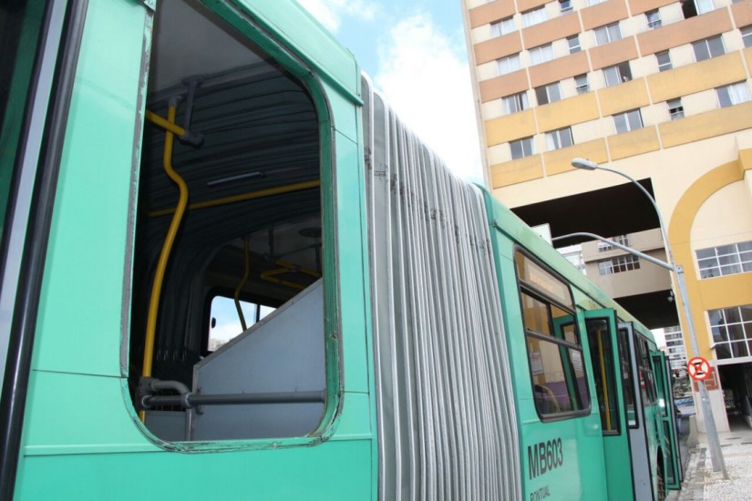 Ôbnibus Interbairros apedrejado em confronto de torcedores do Atlético e Coritiba no Fazendinha: veículo foi parar na delegacia para registrar BO. | Átila Alberti/Tribuna do Paraná