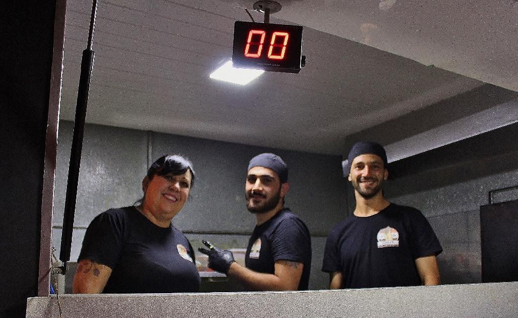 Beatriz, Areen e Diaa trabalham todas as noites.