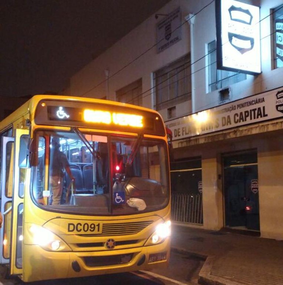 Passageiros, motorista e cobrador foram à delegacia registrar o BO do assalto no próprio ônibus. | Sindimoc/