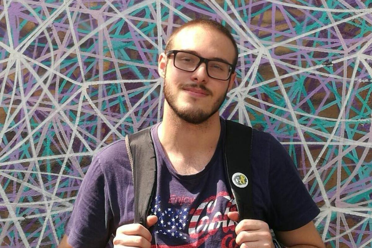 O estudante Lucas Silva, 22 anos, foi eletrocutado neste domingo (4) ao encostar em um poste no centro de São Paulo | Reprodução/Facebook