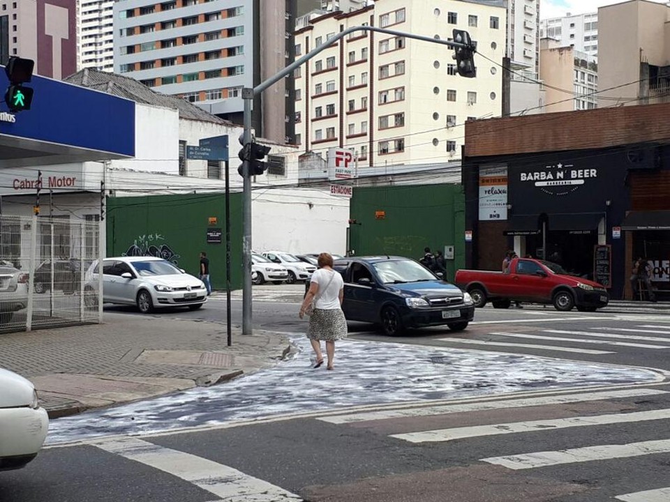 Retirada de tinta do asfalto marca o fim definitivo das Calçadas Verdes no Centro Calçada Verde da esquina da Rua Carlos de Carvalho com a Alameda Cabral teve a tinta do asfalto retirada. | Angieli Maros/Gazeta do Povo
