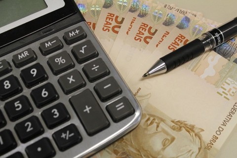 Quanto custa fazer uma pós-graduação O primeiro passo para mensurar se esse investimento terá um bom retorno é avaliar qual é a aceitação do curso pretendido no mercado e qual o salário, na sua área, de quem tem uma especialização ou um MBA no currículo. | Marcos Santos/USP Imagens