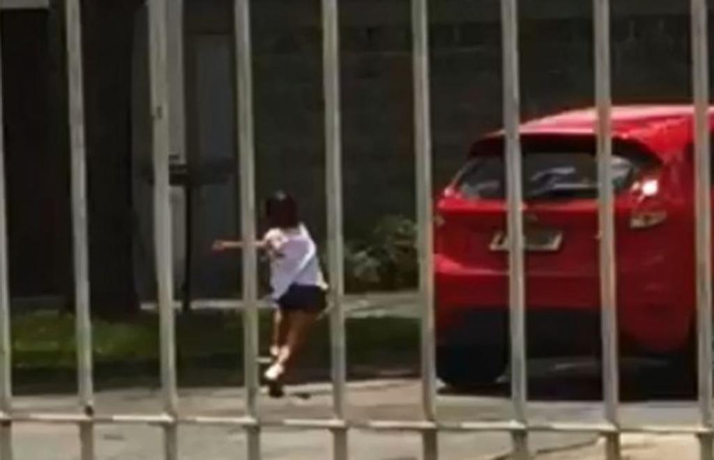 Menina ficou desesperada ao ver o carro da mãe partir. | Reporodução/