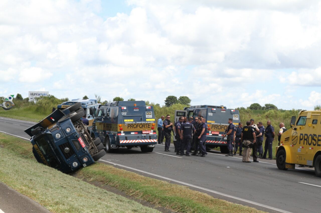 Rodovia virou praça de guerra. | Tribuna do Paraná