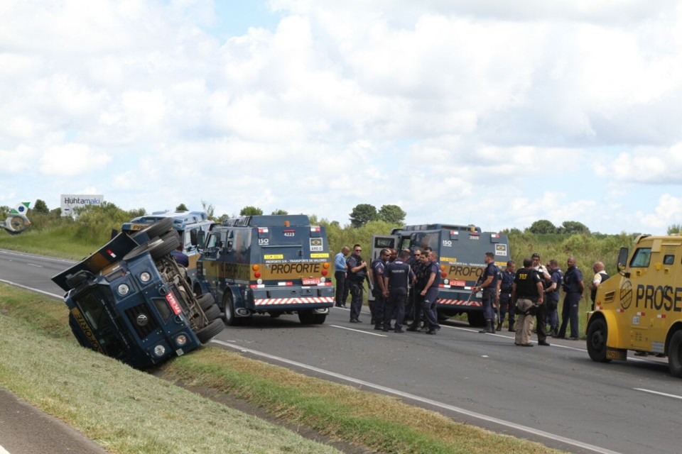 Rodovia virou praça de guerra. | Tribuna do Paraná