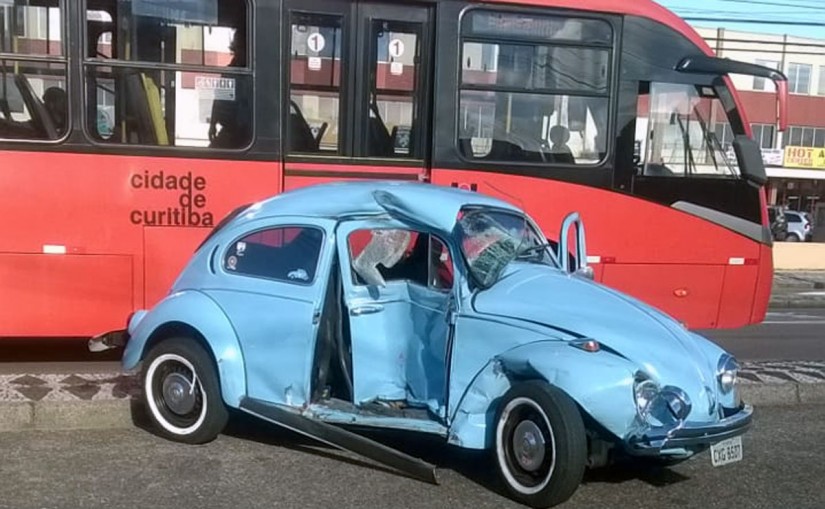 Uma mulher que estava no Fusca ficou ferida. | Rede News/