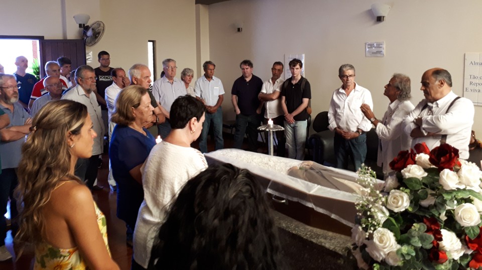 Jornalistas, ex-jogadores, dirigentes de futebol e familiares se despedem  de Aloar Ribeiro. | Célio Martins/Gazeta do Povo