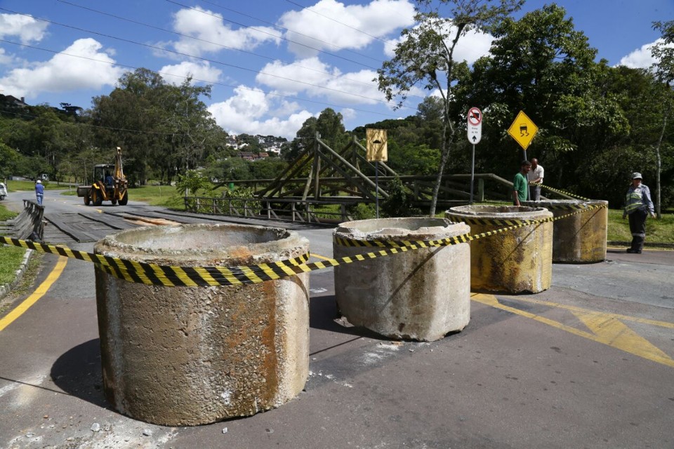 Previsão é de que a ponte do Parque Tingui seja reaberta em 30 dias. | Aniele Nascimento/Gazeta do Povo