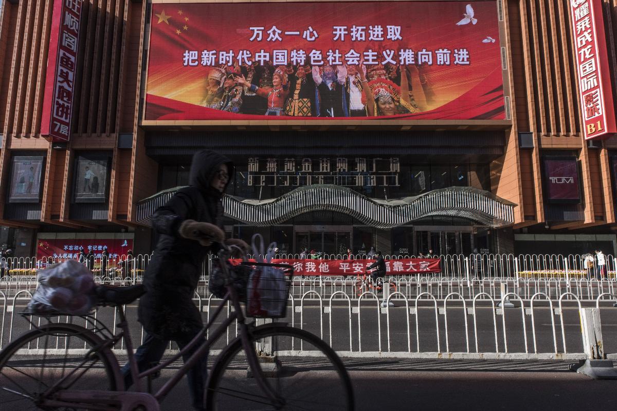 Um outdoor eletrônico no distrito de Wangfujing que diz: "Muitas pessoas, unidas por um coração" | GILLES SABRIE/NYT