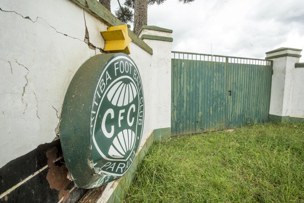 Escudo na entrada do CT acabou atingido em um acidente de carro. | Hugo Harada/Gazeta do Povo