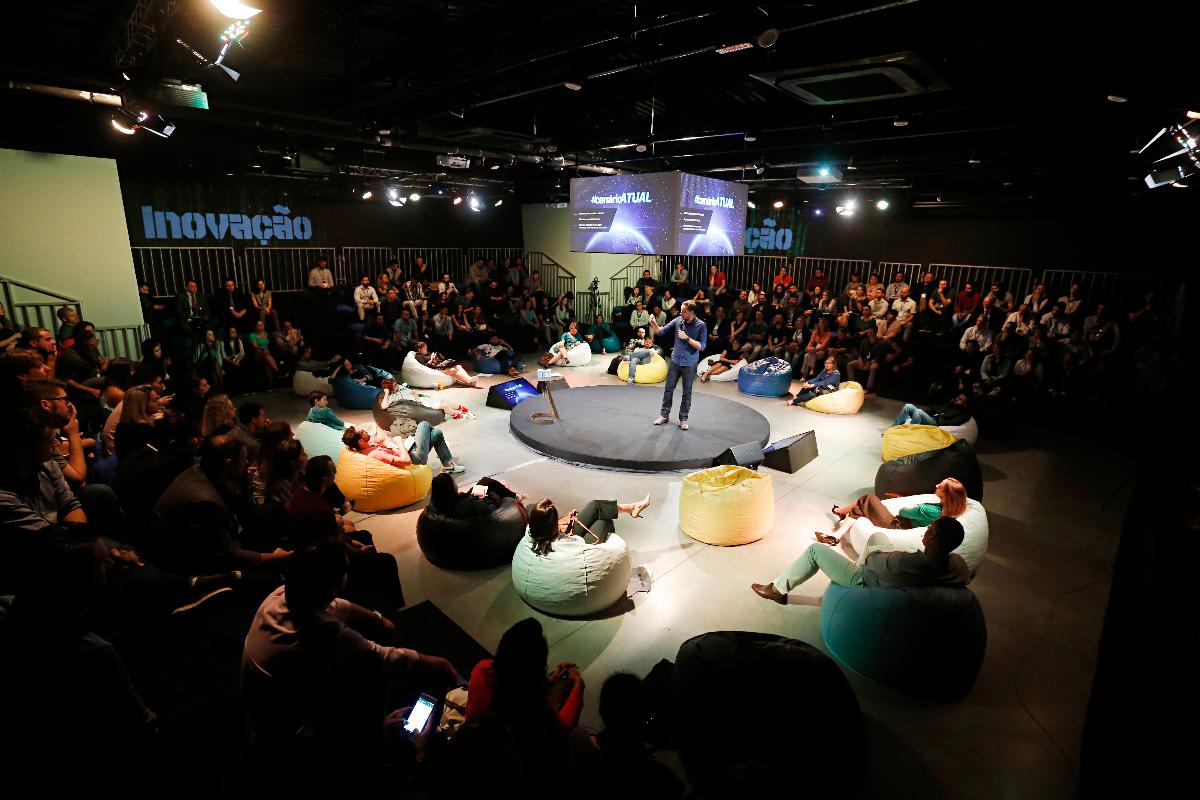 Experiência própria e conexões com o que há de mais futurístico no mundo foram as chaves da palestra de Gustavo Caetano. | Alexandre MazzoGazeta do Povo