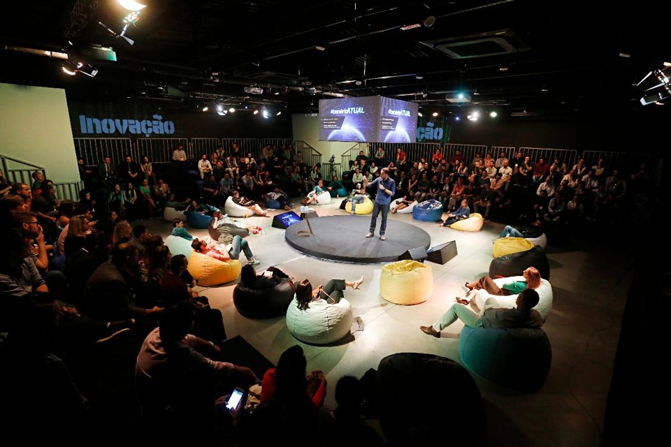 Experiência própria e conexões com o que há de mais futurístico no mundo foram as chaves da palestra de Gustavo Caetano.  | Alexandre MazzoGazeta do Povo