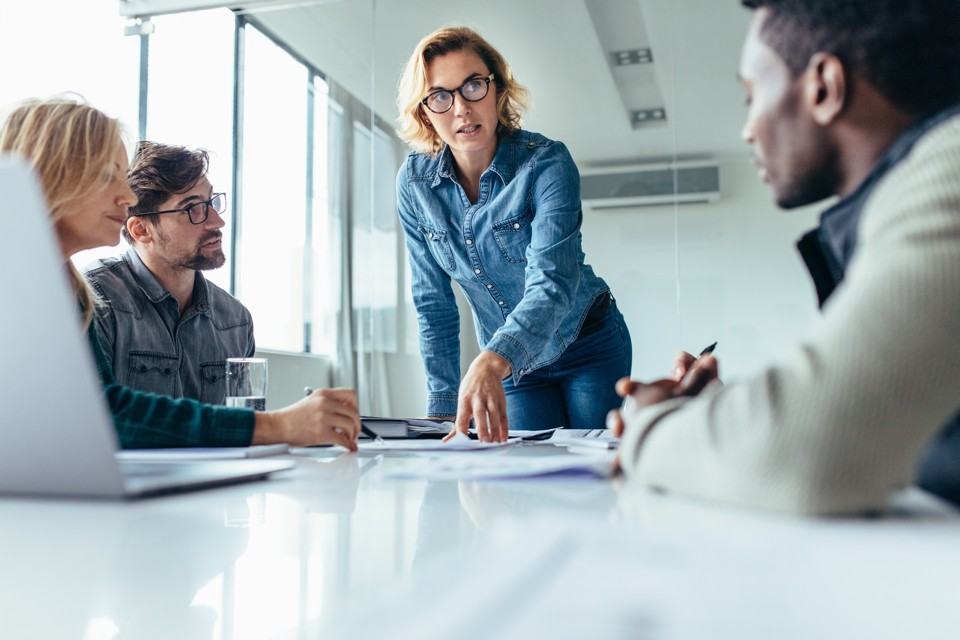 Empresas com mulheres na liderança lucram mais, aponta pesquisa Em estudo com mais de mil empresas em 12 países, a McKinsey viu que o desempenho financeiro das empresas que têm mulheres como líderes é melhor. | /Bigstock
