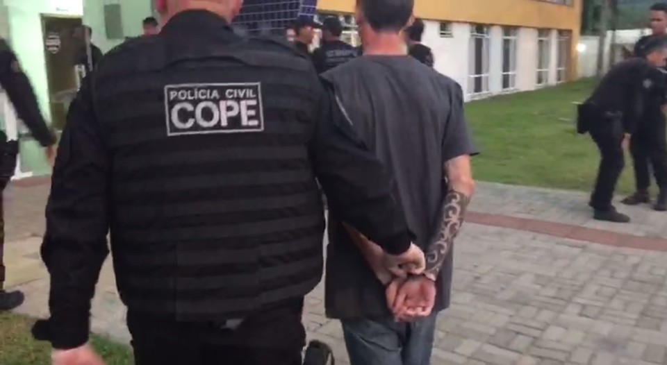 A operação já localizou suspeitos, porções de drogas e apreendeu uma arma | Divulgação/Polícia Civil
