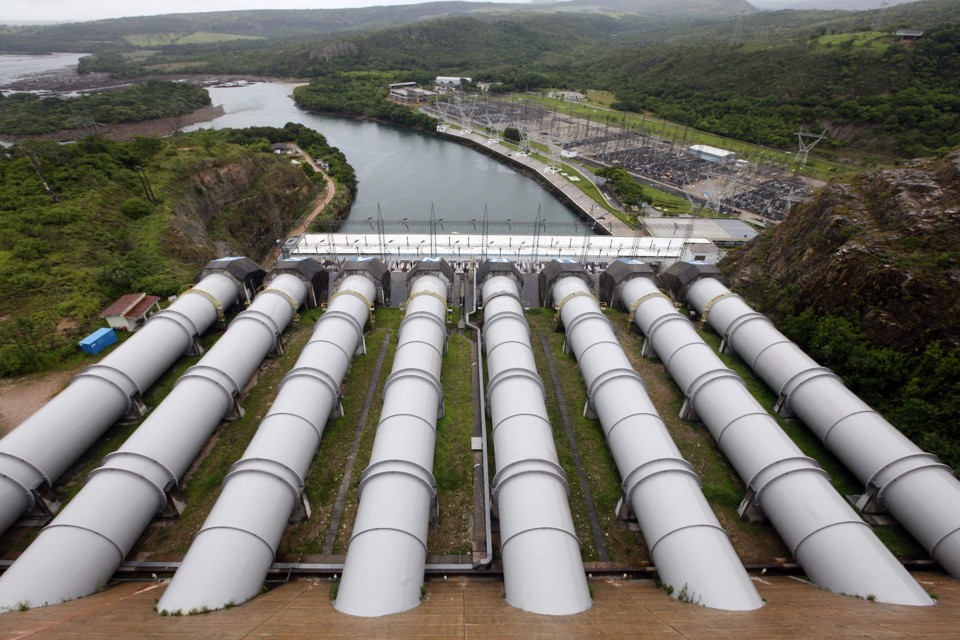 Por que é tão difícil privatizar estatais no Brasil Vista de hidrelétrica de Furnas, que faz parte do pacote de venda, mas encontra resistência em Minas. | Paulo Whitaker/PW/ML