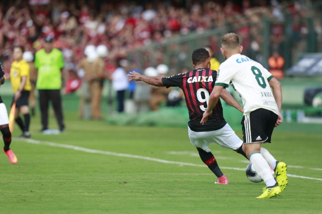 Ederson fez o gol da vitória do Atlético no Atletiba. | Marcelo Andrade/Gazeta do Povo