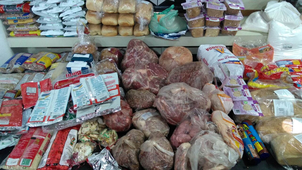 Entre os produtos apreendidos pela Polícia Civil na ONG estavam carnes e linguiças. | Aniele Nascimento/Gazeta do Povo